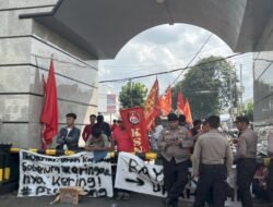 Tuntut Pembayaran Gaji Dua Bulan, Ratusan Buruh PT San Xiong Steel Indonesia Ngelurug ke Kantor DPRD Lampung