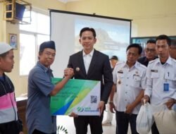 Pemkab Lampung Selatan Serahkan Kartu BPJS Ketenagakerjaan untuk Pekerja Rentan