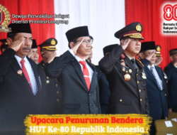 Anggota DPRD Provinsi Lampung, H. Ade Utami Ibnu mengikuti Upacara Penurunan Bendera Merah Putih sebagai rangkaian peringatan HUT ke-80 Kemerdekaan Republik Indonesia di Lapangan Korpri komplek Kantor Gubernur Lampung