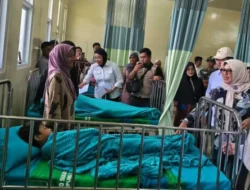 Diah dan Anggota DPR RI Irham Jafar Lan Putra Besuk Korban Keracunan Roti MBG di RSUD Sukadana