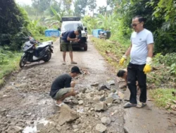 Deni Ribowo Ajak Warga Way Kanan Gotong Royong Perbaiki Jalan Rusak Parah