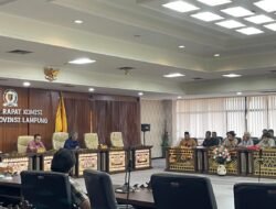 Persoalan konflik tanah di Kecamatan Anak Tuha, Kabupaten Lampung Tengah, antara masyarakat dari tiga kampung—Bumi Aji, Negara Aji Baru, dan Negara Aji Tua—dengan PT Bumi Sentosa Abadi (BSA) kembali mencuat.  Komisi I DPRD Provinsi Lampung mengaku telah berupaya memanggil pihak perusahaan, namun hingga kini tidak pernah hadir dalam rapat. Hal itu terungkap dalam rapat dengar pendapat (RDP) bersama warga tiga kampung di kantor DPRD Lampung, Selasa (16/9/2025).  “Konflik di Lampung Tengah menguat, kami memanggil pihak perusahaan pada Juni dan April. Kami memanggil PT BSA, dari situ juga mereka menjawab tidak bisa hadir karena sibuk urusan dapur mereka,” kata Ketua Komisi I DPRD Lampung, Garinca Reza Pahlevi.  Menurut Garinca, isu konflik tanah ini juga menjadi bagian dari tuntutan aksi demonstrasi mahasiswa dan masyarakat pada 1 September lalu yang sudah disampaikan kepada Ketua MPR RI. “Menarik juga demo kemarin ada satu tuntutan masukan terkait menyelesaikan persoalan tanah,” ujarnya.  Garinca menegaskan, Komisi I kemungkinan besar akan kembali memanggil pihak perusahaan. “Jika ada kesempatan untuk memanggil maka akan kita panggil. Jika proses di pemerintahan daerah kabupaten jalan, di sini juga akan berjalan. Yang paling penting komunikasi akan terus berjalan. Ini akan kami sampaikan kepada Ketua DPRD dan Gubernur Lampung,” tegasnya.  Sementara itu, Anggota Komisi I DPRD Lampung, Miswan Rodi, mengungkapkan hingga kini berkas Hak Guna Usaha (HGU) PT BSA belum juga diberikan oleh Badan Pertanahan Nasional (BPN). “Terkait HGU, kami pernah datangi BPN di awal 2025, kami tanyakan HGU PT BSA. Kami tanyakan belum juga diberikan oleh BPN,” jelasnya.  Anggota Komisi I lainnya, Budiman AS, menambahkan pihaknya akan terus mengawal persoalan tanah di Kecamatan Anak Tuha. “Kita tentu akan intens mengawal ini karena memang banyak persoalan tanah di Lampung. Kita akan bahas dari internal membahas bagaimana jalan keluarnya untuk kepentingan masyarakat,” tandasnya