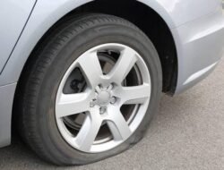 Oknum Anggota DPRD Lampung Kempeskan Ban Mobil Mahasiswa, Kenapa?